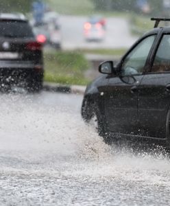 Lublin. Ulewa pozrywała tablice rejestracyjne z samochodów