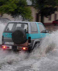 Wał przeciwpowodziowy przerwany. Rzeka Pawłówka zalała drogę i domy