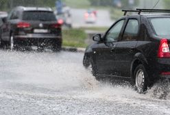 Lublin. Ulewa pozrywała tablice rejestracyjne z samochodów