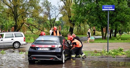 Pogoda. Niszczycielskie burze. 800 akcji straży i kolejne alerty IMGW