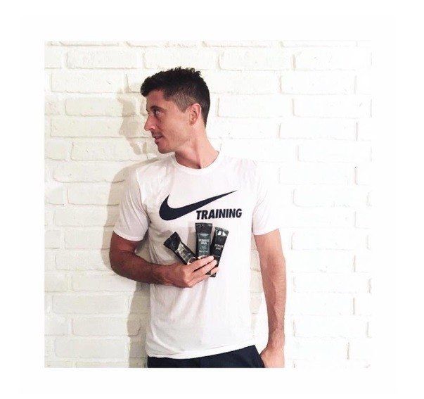 Robert Lewandowski promuje batony Anny Lewandowskiej
