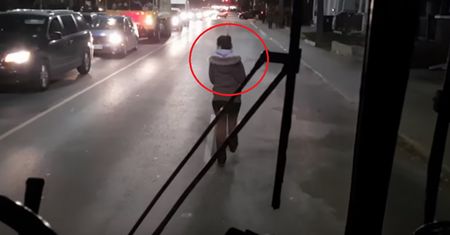 Wkurzona pasażerka zemściła się na kierowcy. Ucierpieli na tym pasażerowie