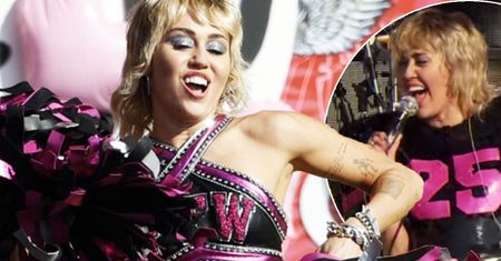 Miley Cyrus na Super Bowl 2021 rozgrzała publiczność do czerwoności. W cekinowych strojach wyglądała jak milion dolarów [WIDEO]