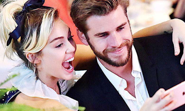 Wszyscy przeoczyli ślub Miley Cyrus i Liama Hemswortha! Hipisowskie wesele i suknia ślubna przejdą do historii