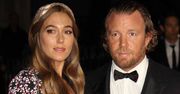 Guy Ritchie i Jaqui Ainsley już po ślubie. Gościem był Brad Pitt, a gratulacje parze młodej złożyła Victoria Beckham [ZDJĘCIA]