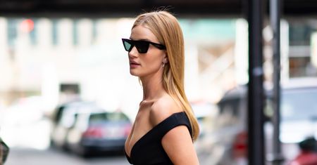 Rosie Huntington-Whiteley z odważnym dekoltem. Wie, jak przykuć uwagę