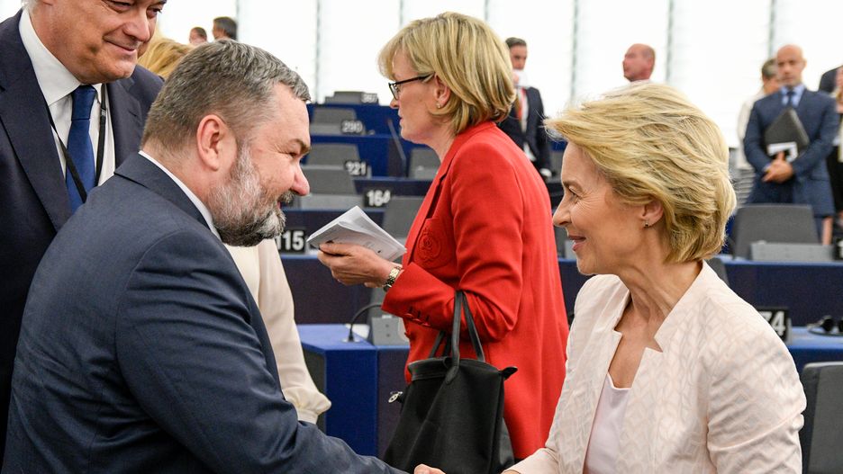 Ursula von der Leyen i Karol Karski z PiS po głosowaniu nad kandydaturą szefowej Komisji Europejskiej.