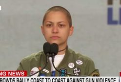 Zabił jej szkolnych kolegów i nauczycieli. Wyszła na scenę i milczała