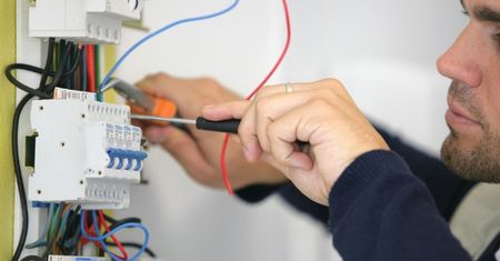 Domowa instalacja elektryczna w dobrych rękach. Po czym poznasz elektryka z prawdziwego zdarzenia?