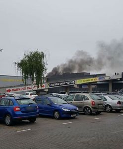 Pożar na dachu galerii handlowej. Ewakuowano CH Załęże