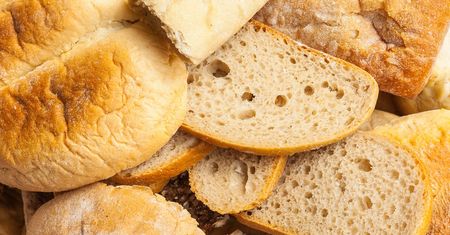 Czerstwy chleb nie musi wylądować w koszu. Wyczarujesz z niego przepyszne dania