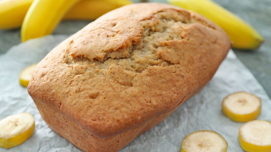 Chlebek bananowy najlepiej smakuje z masłem orzechowym