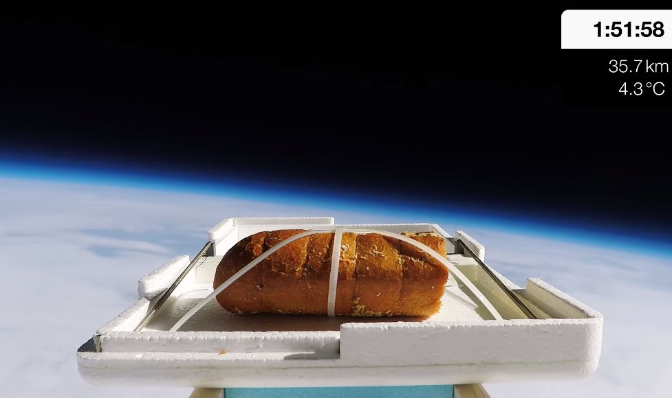 Wysłali chlebek na granicę stratosfery. Nabrał "kosmicznego smaku"