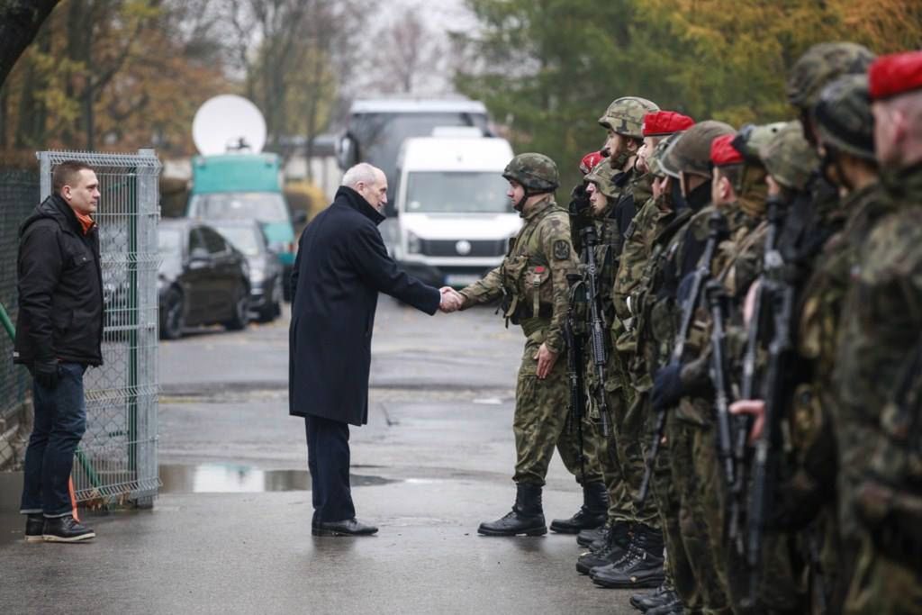 Daniel Pieczychlebek ściska rękę Antoniego Macierewicza