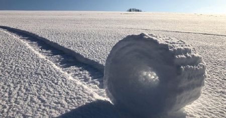 Dziwne śnieżne walce w Anglii. "Nie było ludzkich śladów"