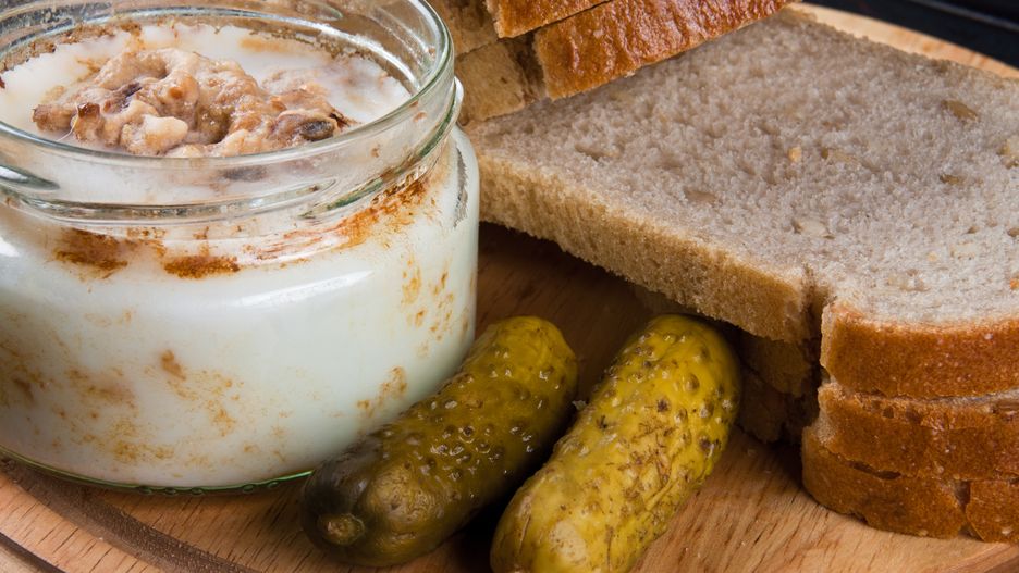 Kromka świeżego chleba ze smalcem, grubo mieloną solą i kiszonym ogórkiem to rarytas z dzieciństwa.