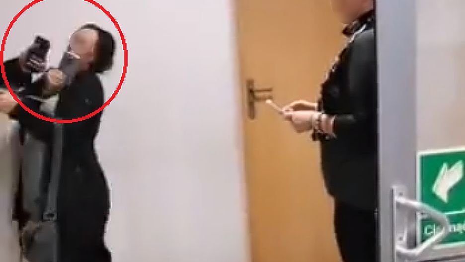 Uchwycony na wideo moment uderzenia przez księdza aktywistki z Dość Milczenia