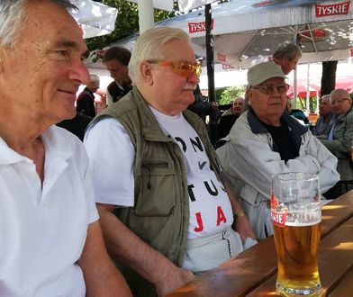 Lech Wałęsa na piwie z kolegami ze stoczni. Trochę go wyzywali, trochę pili jego zdrowie