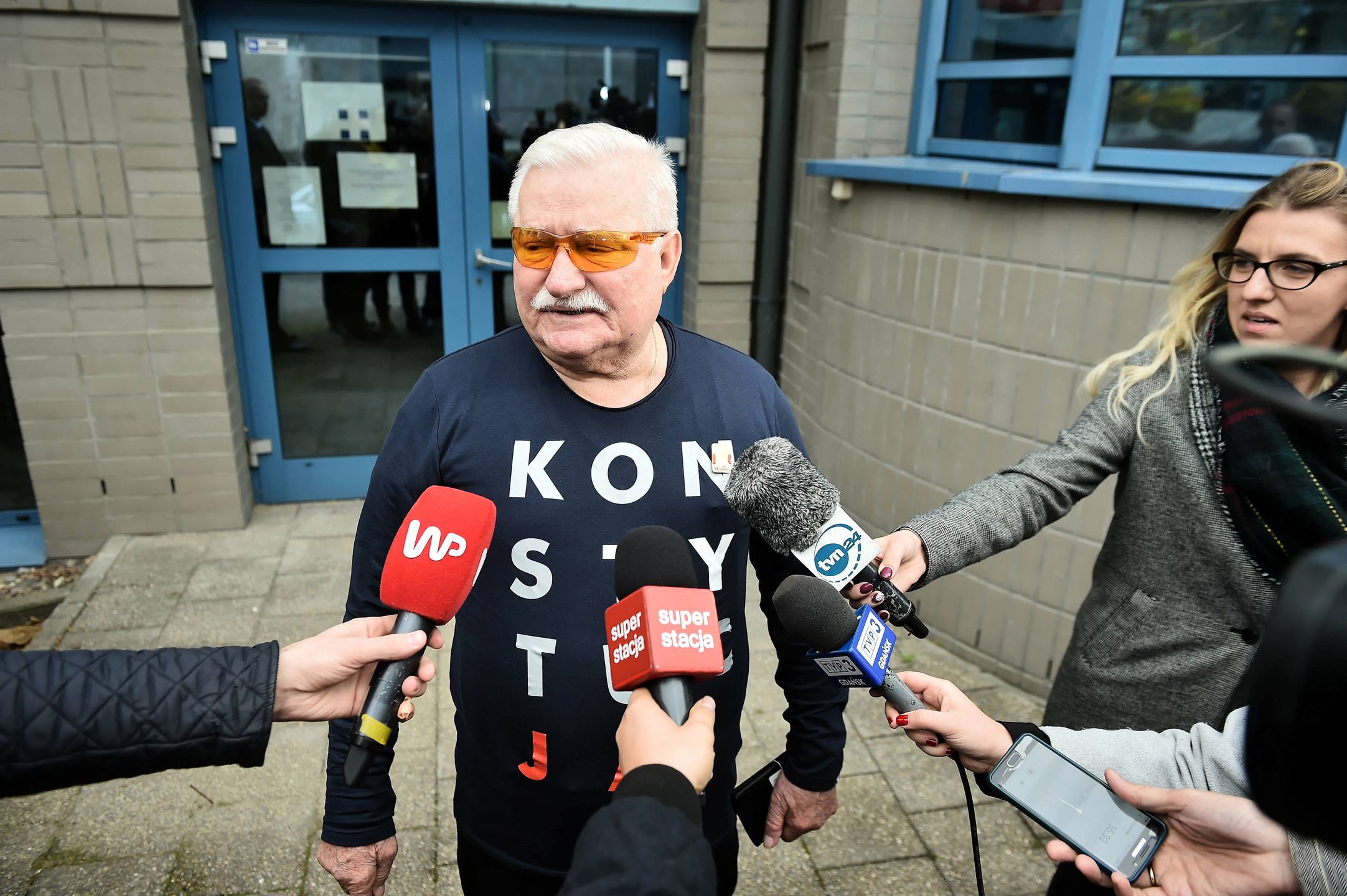 Lech Wałęsa zamierza polecieć z prezydentem Dudą w koszulce "Konstytucja"
