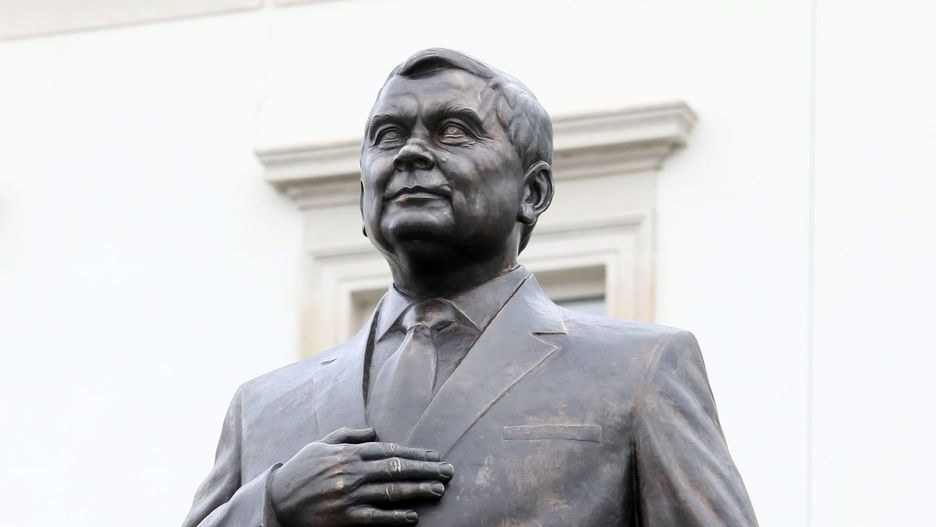 Budowa pomnika Lecha Kaczyńskiego przed siedzibą Garnizonu Warszawa na pl. Piłsudskiego. 7 listopada 2018 roku.