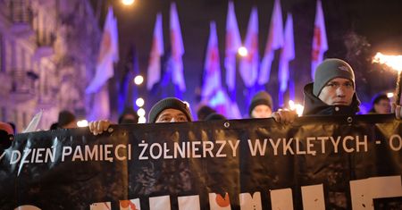 Marsz ku pamięci Żołnierzy Wyklętych. Policja usuwa z jezdni przeciwników