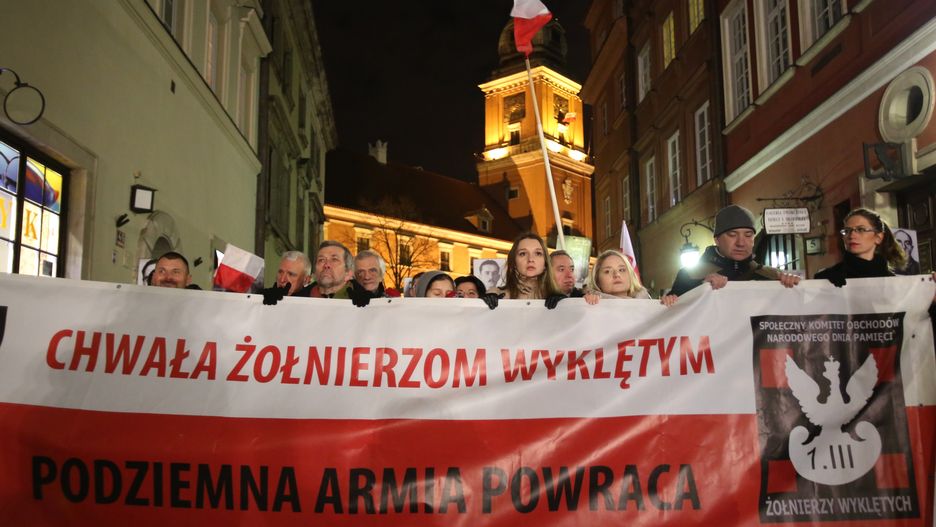 Uczestnicy uroczystości przed Grobem Nieznanego Żołnierza, które 1 marca zakończyły oficjalne obchody Narodowego Dnia Pamięci "Żołnierzy Wyklętych"