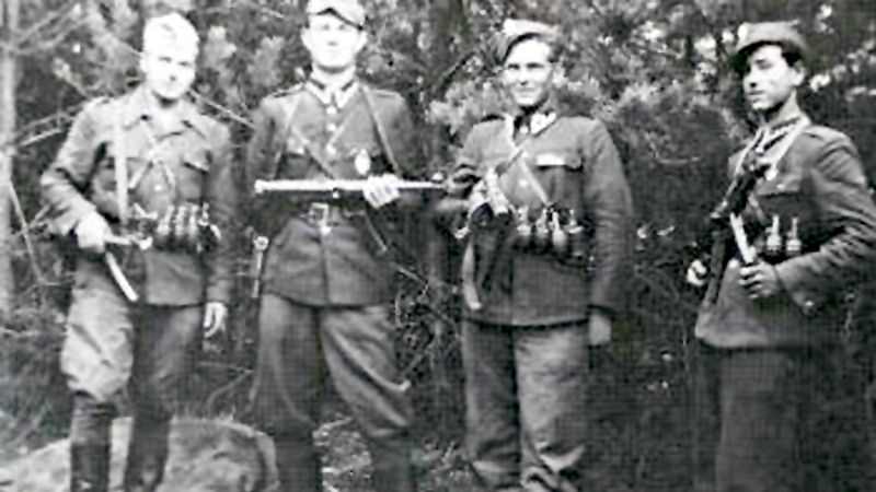 Żołnierze niepodległościowej partyzantki antykomunistycznej. Od lewej: Henryk Wybranowski "Tarzan", Edward Taraszkiewicz "Żelazny", Mieczysław Małecki "Sokół" i Stanisław Pakuła "Krzewina" (czerwiec 1947)