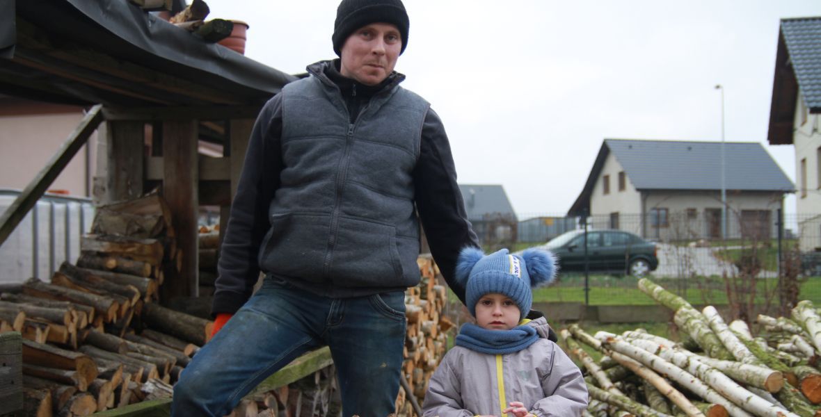 Pan Krzysztof z synem Błażejem. Jeśli chłopcu czegoś brakuje w wiosce, to drzew 