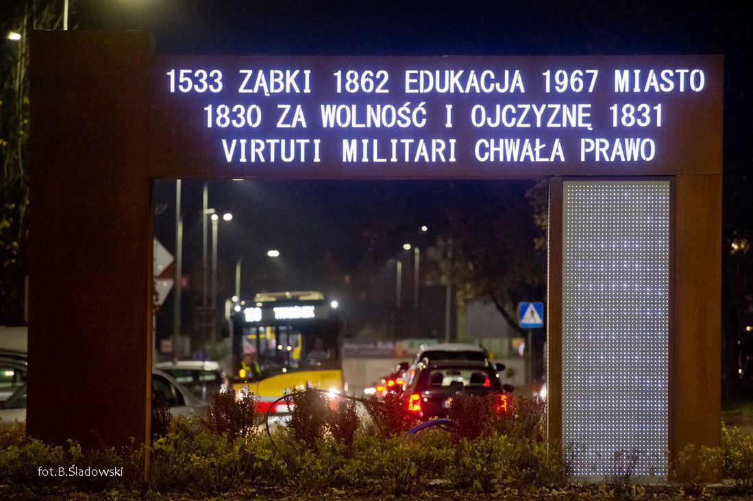 Ząbki chciały uczcić niepodległość bramą. Teraz mieszkańcy są wściekli