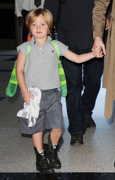 14 SEPT 2010 - LOS ANGELES - USA 

**EXCLUSIVE PICTURES**

**PLEASE PIXELATE CHILDS FACE PRIOR TO PUBLICATION**

ACTRESS ANGELINA JOLIE FLYING OUT OF LAX WITH DAUGHTERS SHILOH JOLIE-PITT AND ZAHARA JOLIE PITT! 


BYLINE MUST READ: JFX/XPOSUREPHOTOS.COM

*UK CLIENTS MUST CALL PRIOR TO TV OR ONLINE USAGE PLEASE TELEPHONE 020 7377 2770 & +1 310 600 4723*