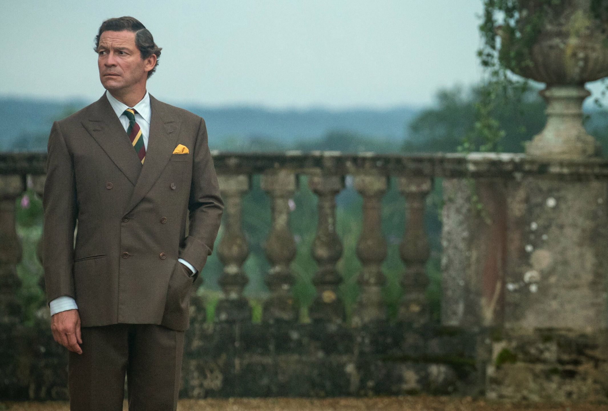 Dominic West jako książę Karol w The Crown