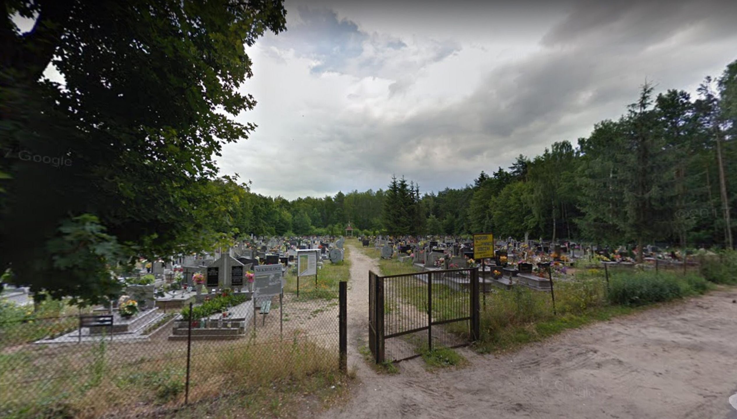 Cmentarz w Grotnikach na którym zostanie pochowany Krzysztof Krawczyk - screen Google Maps