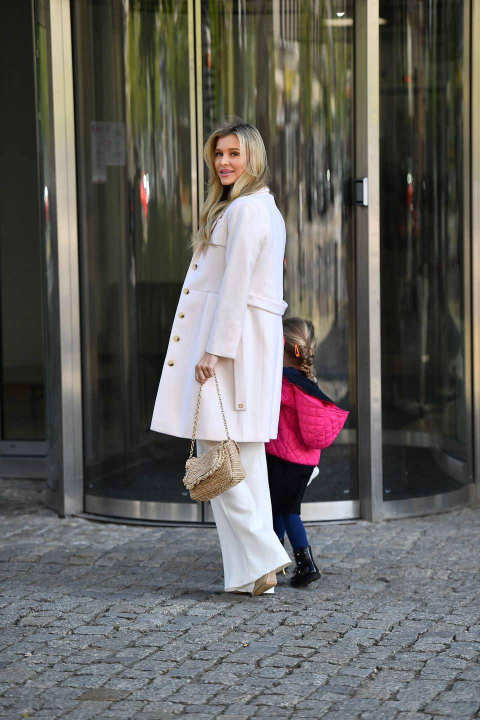 Joanna Krupa z córką Ashą przed budynkiem DDTVN fot. KAPiF