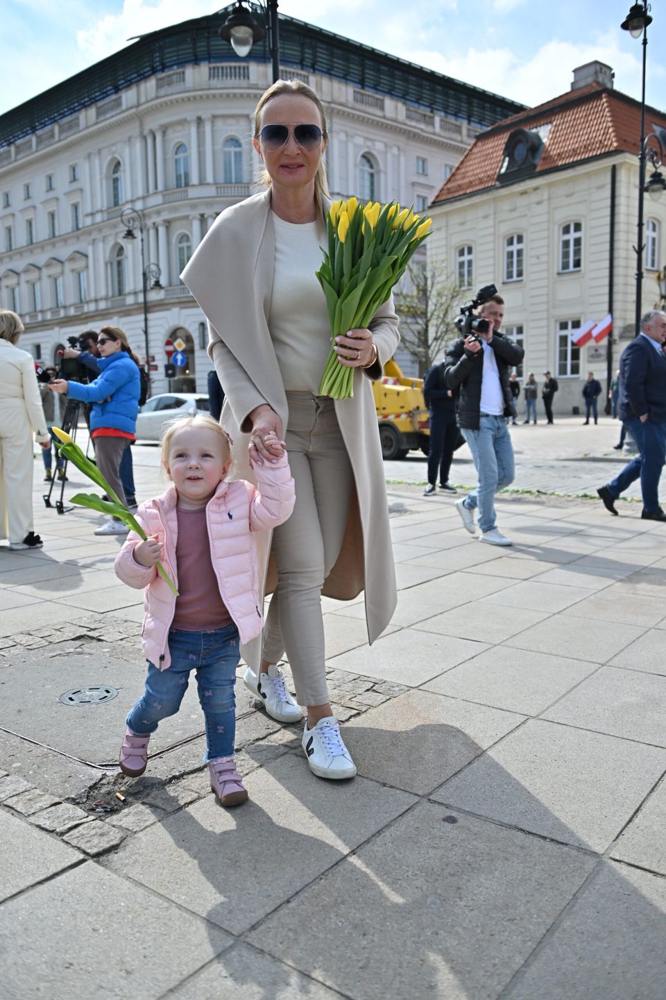 Joanna Kurska z córką Anna Klarą pod Pałacem Prezydenckim fot. KAPiF
