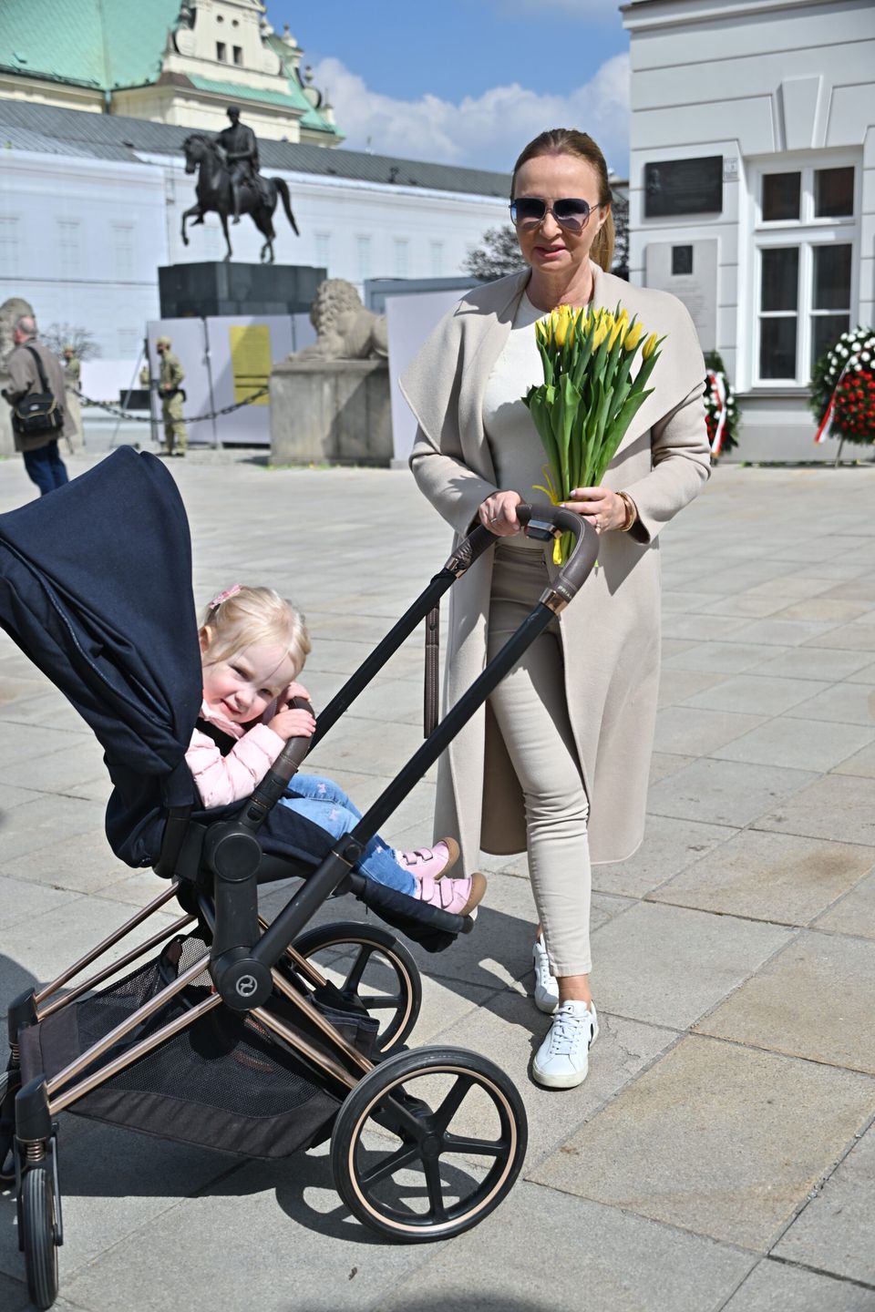 Joanna Kurska z córką Anna Klarą pod Pałacem Prezydenckim fot. KAPiF