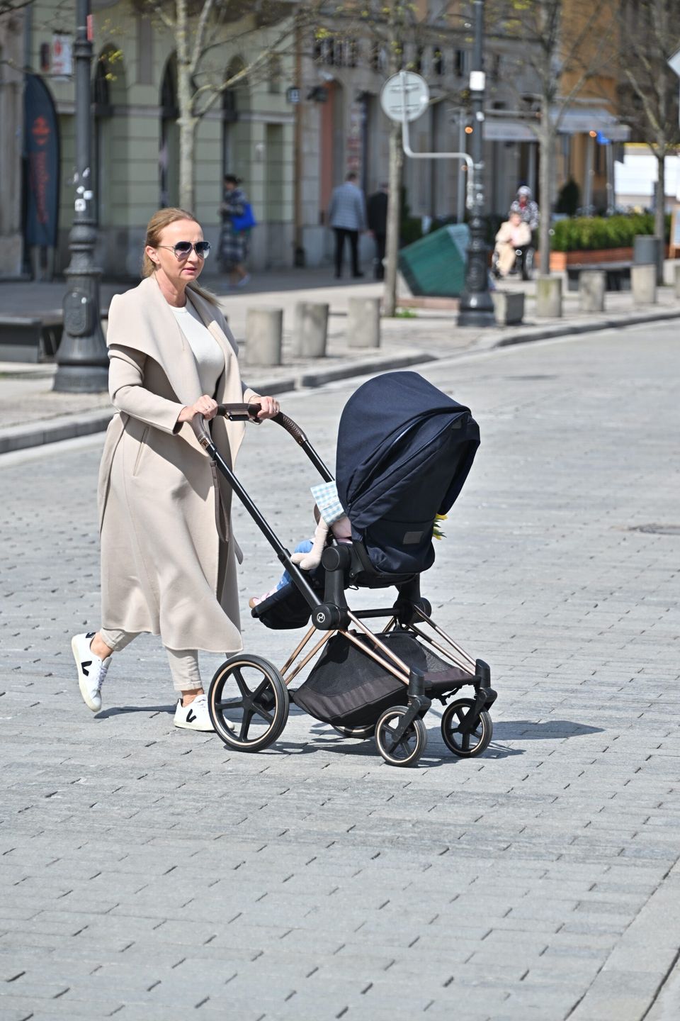 Joanna Kurska z córką Anna Klarą pod Pałacem Prezydenckim fot. KAPiF