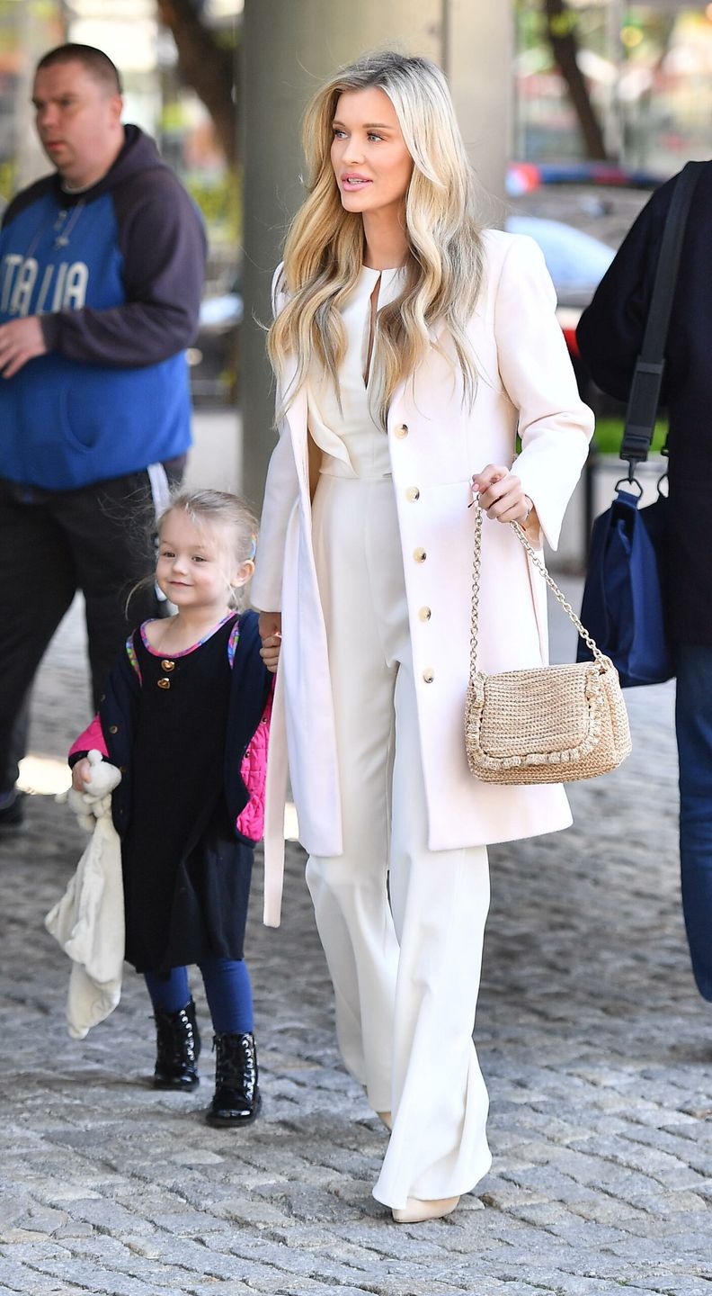 Joanna Krupa z córką Ashą przed budynkiem DDTVN fot. KAPiF