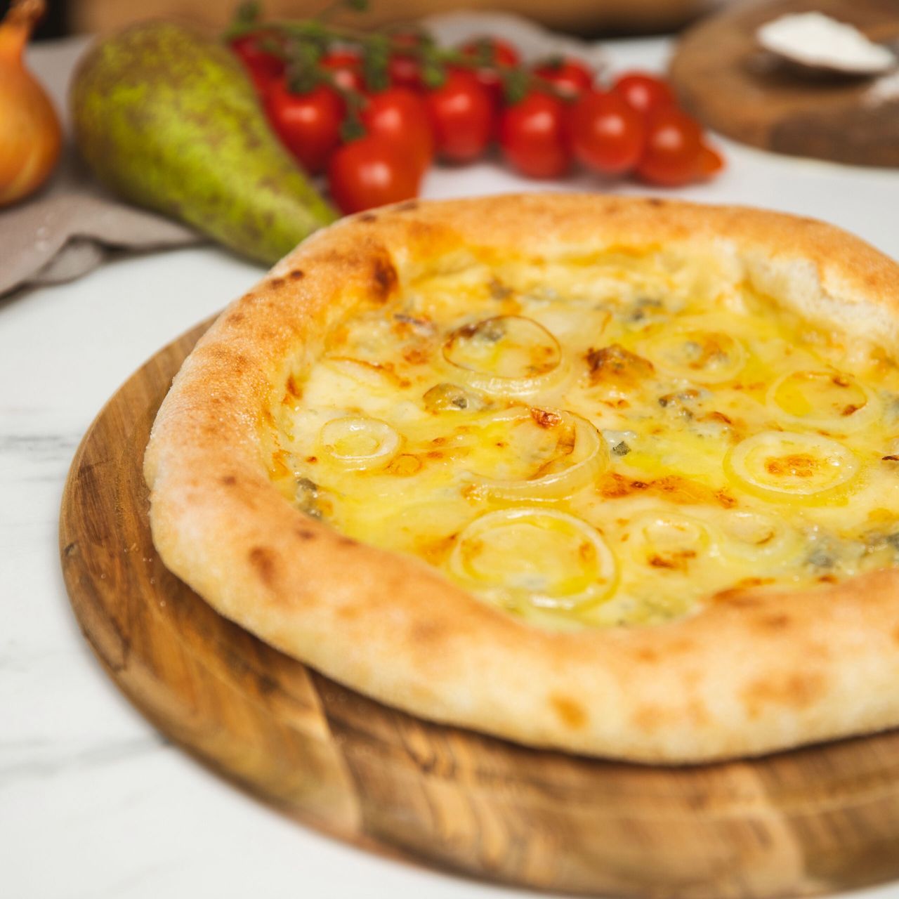 Pizza z gorgonzolą i gruszką- Pyszności