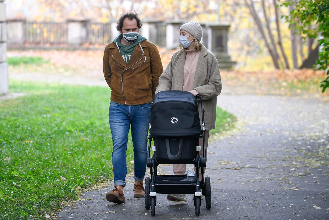 Lara Gessler i Piotr Szeląg na spacerze z córką