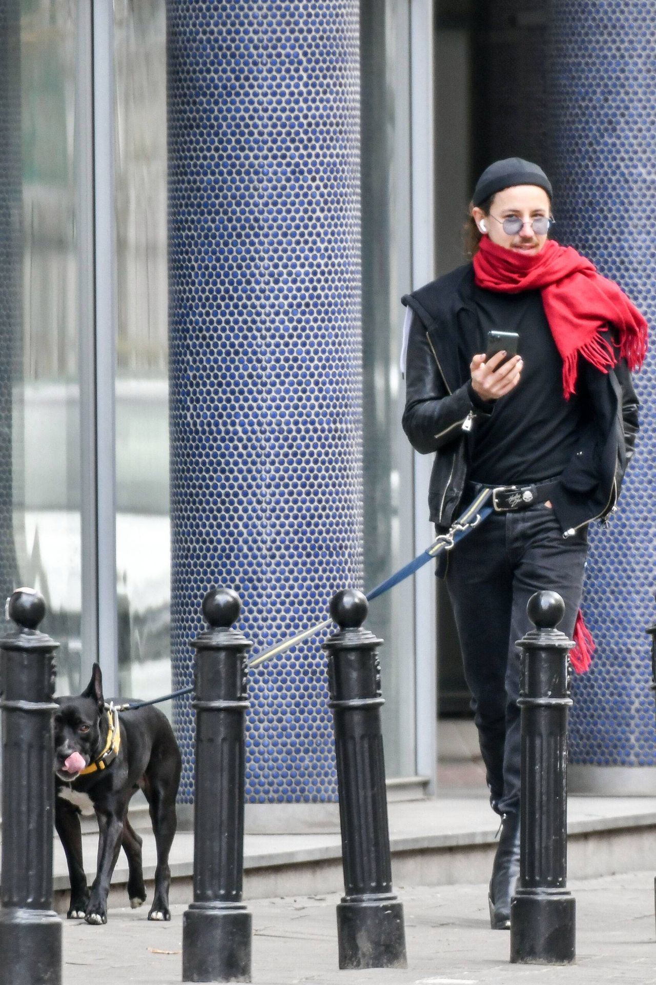 Michał Szpak na spacerze z psem podczas kwarantanny