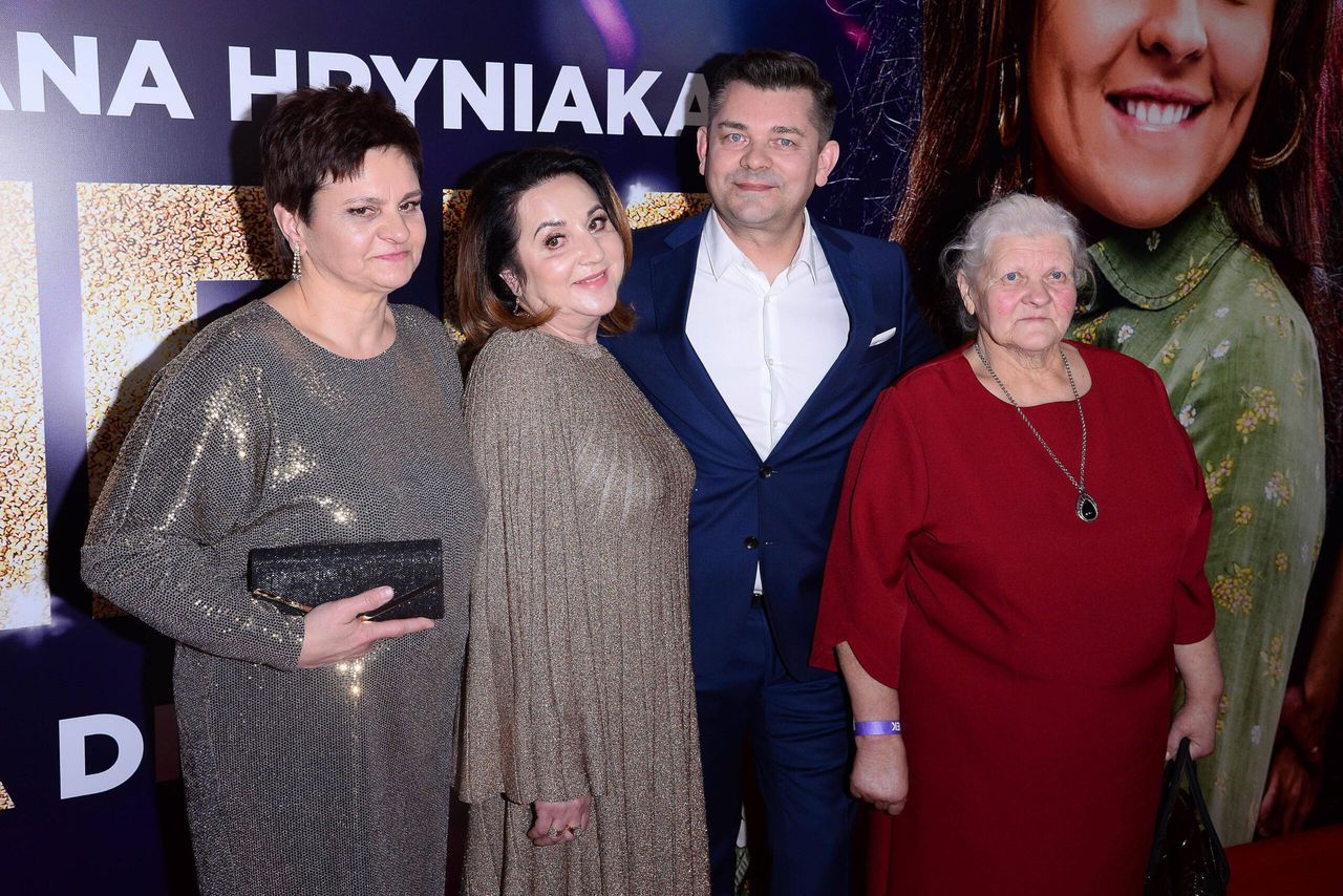 Zenek Martyniuk z mamą, żoną i siostrą