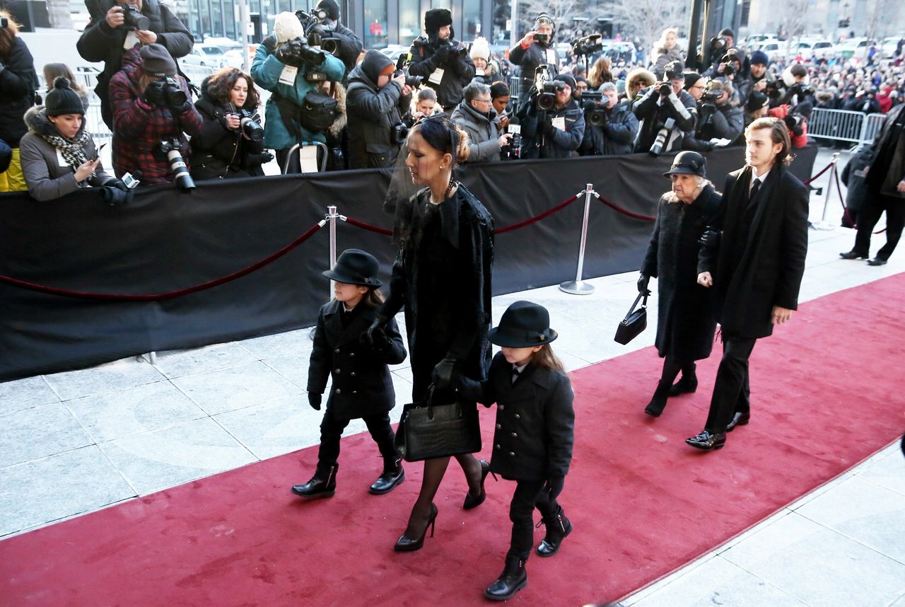 Synowie Celine Dion na pogrzebie taty