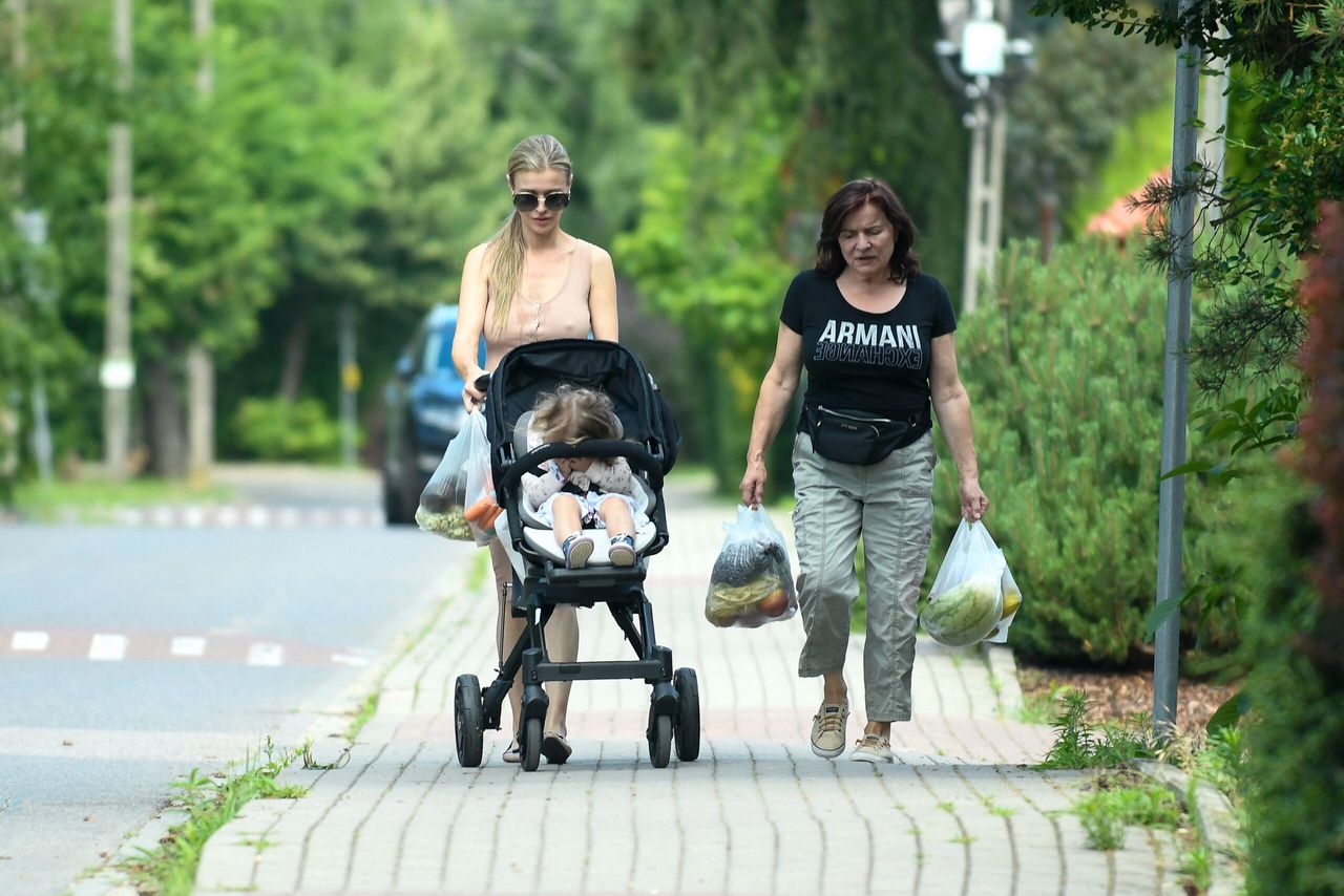 Joanna Krupa z córeczką i mamą na zakupach