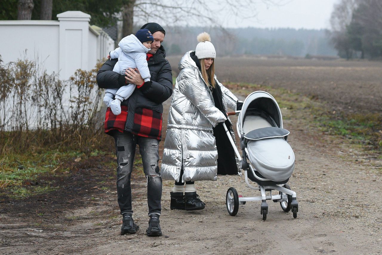 Małgorzata Rozenek z dziećmi oglądają nowy dom