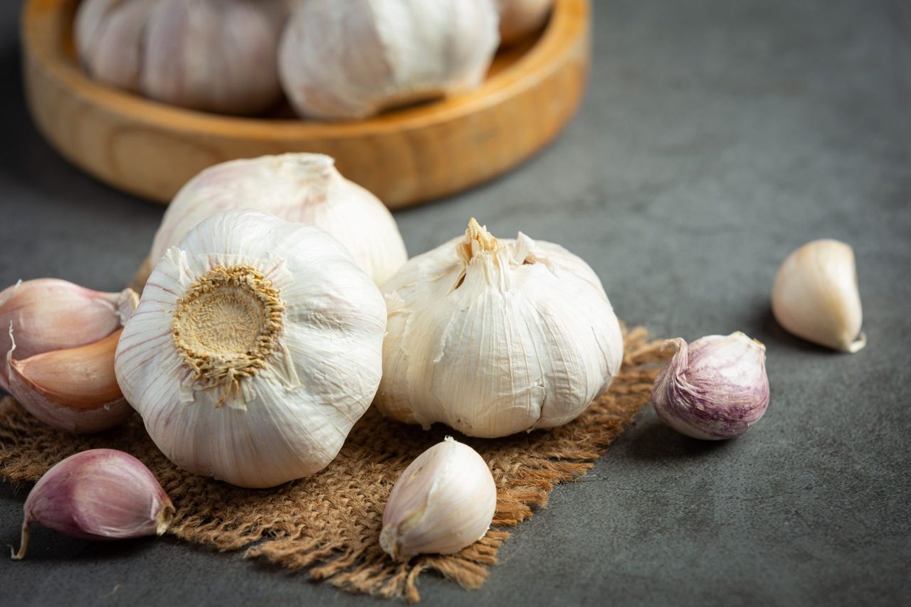 fresh raw garlic ready to cook