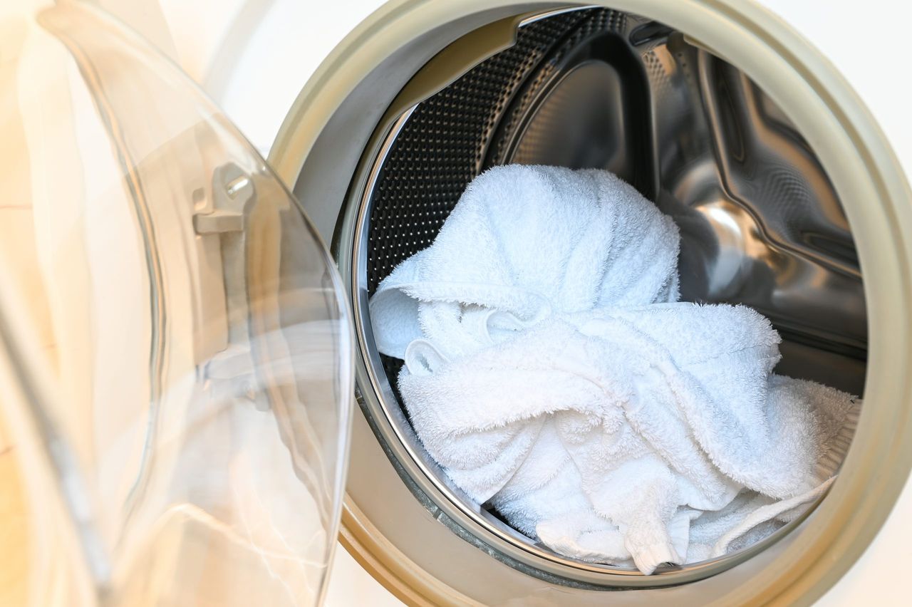 dlaczego ręczniki po praniu śmierdzą? fot. getty images