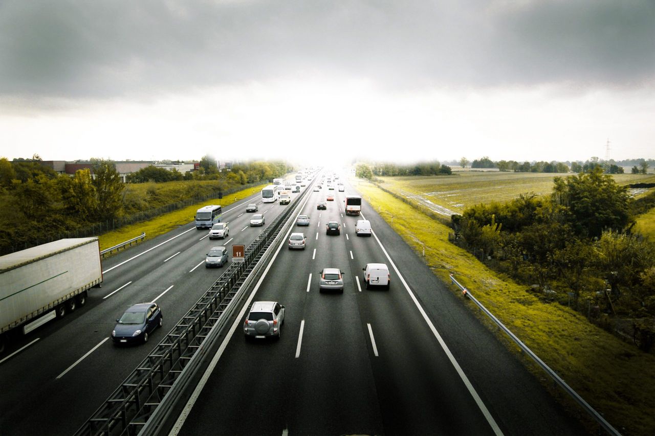 many cars travelling on the highway