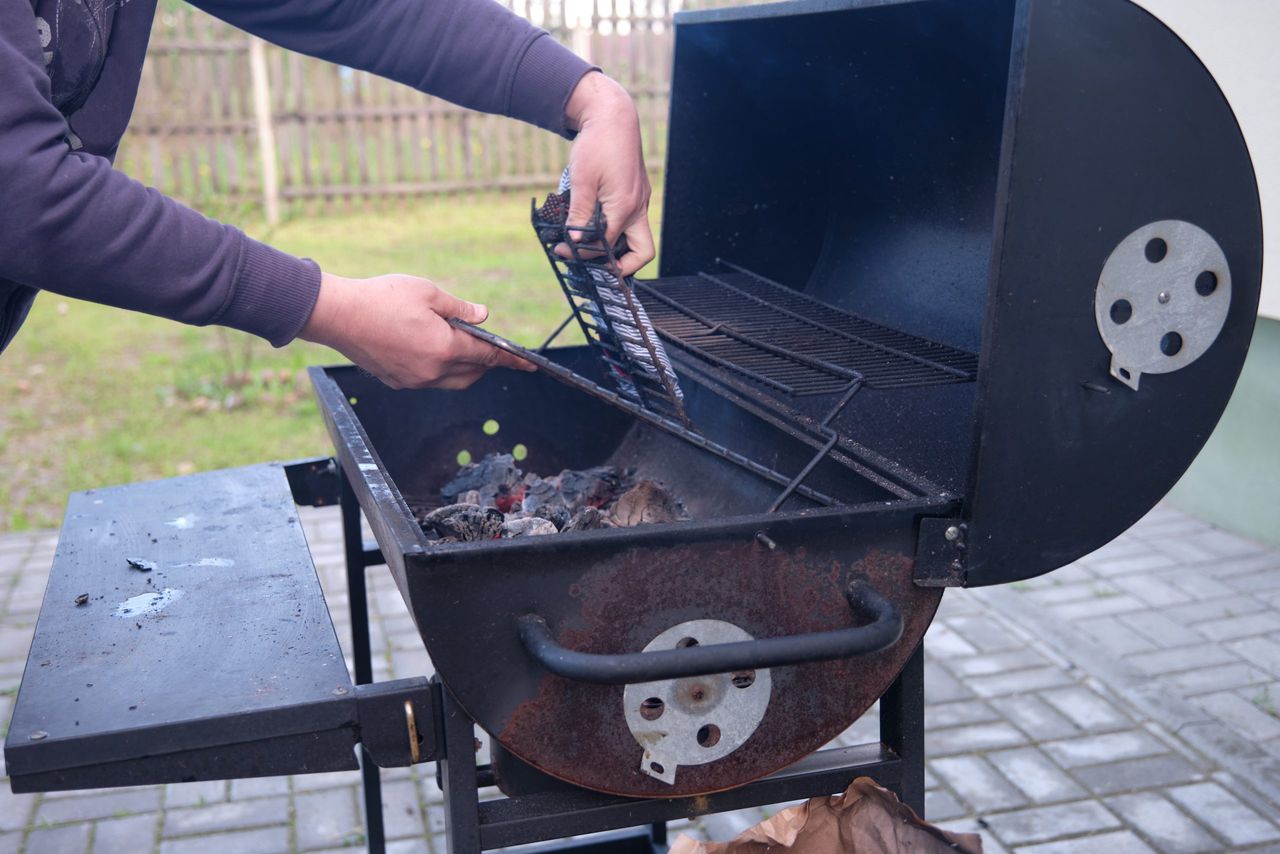 jak wyczyścić grilla przy pomocy domowych sposobów, fot. freepik