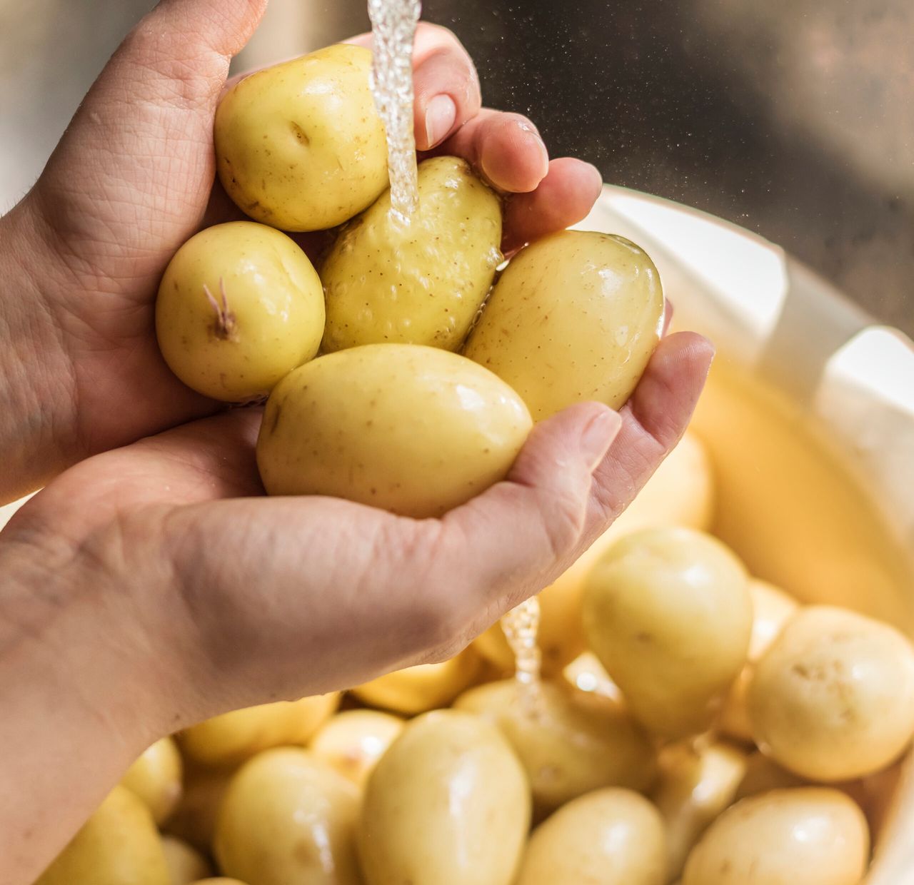 Jak szybko obrać ziemniaki z pomocą widelca? fot. Freepik