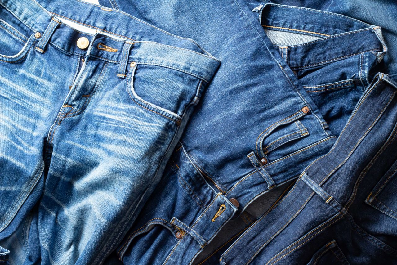 metalowe guziczki w dżinsach
